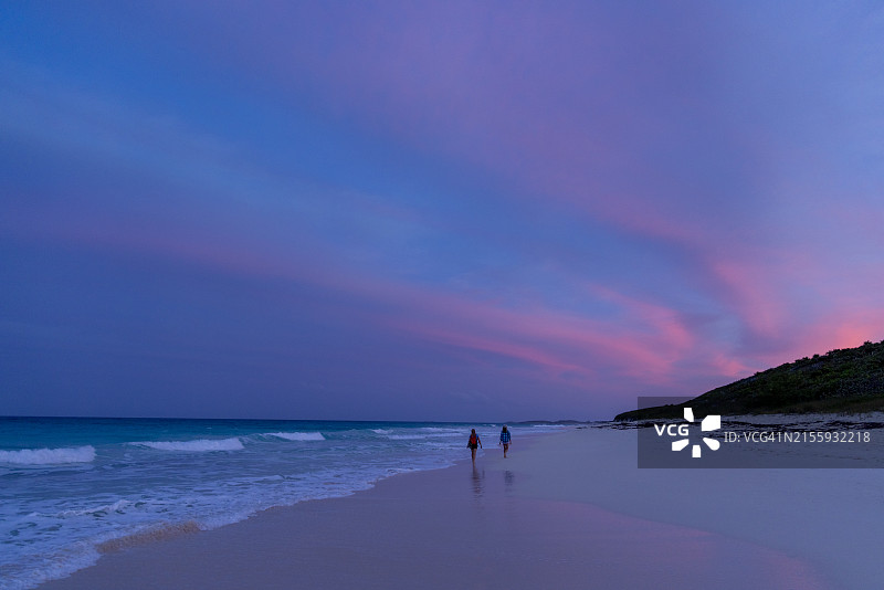 日落海滩徒步图片素材