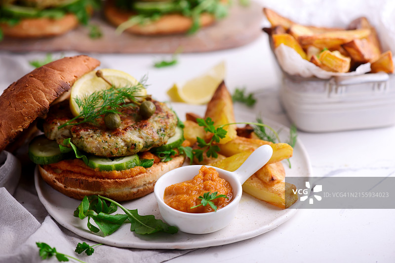 香草西葫芦酱鱼肉汉堡图片素材
