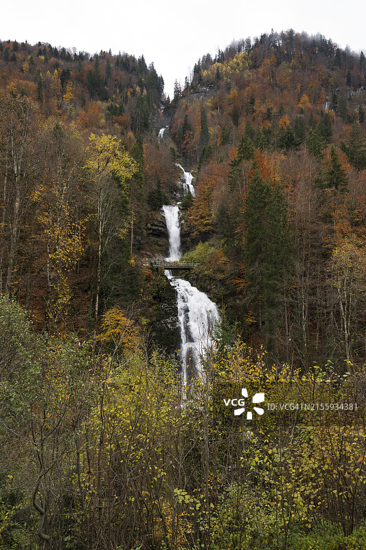 秋季布里恩茨吉斯巴赫瀑布图片素材