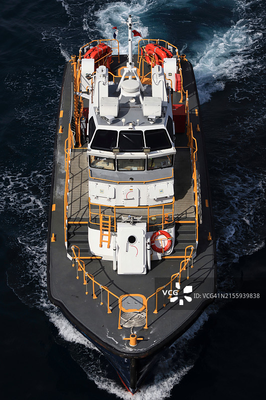 引航船驶近船只图片素材