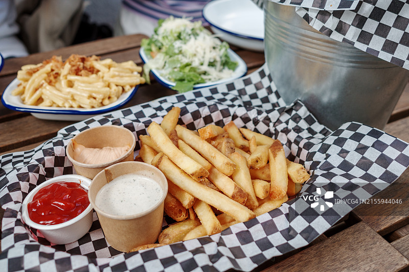 格子纸上的炸薯条图片素材