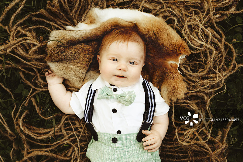 看着镜头的男婴图片素材