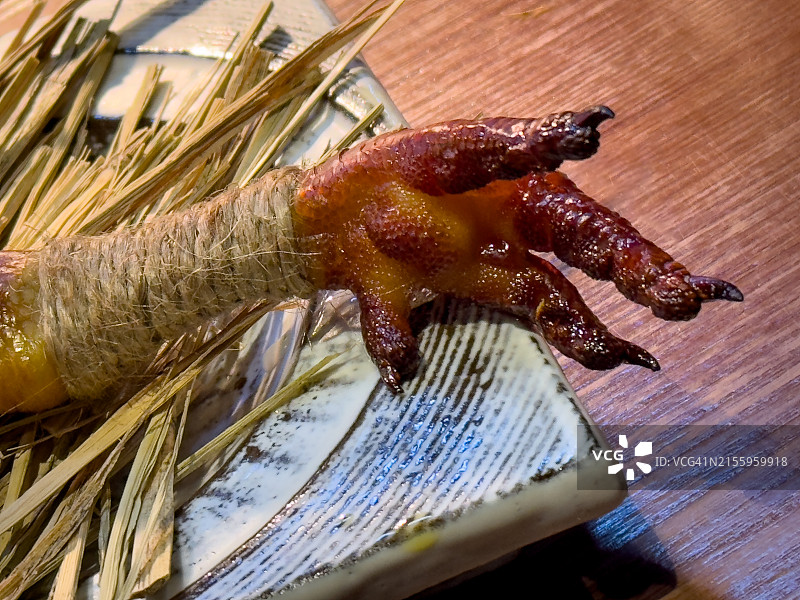 慢烤鸡腿和鸡爪图片素材