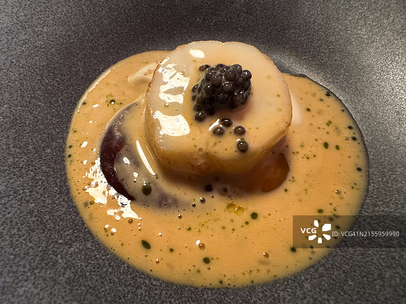 扇贝配泡沫酱和鱼子酱图片素材