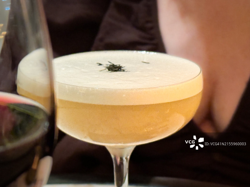 经典禁酒令时期风格鸡尾酒：威士忌酸图片素材