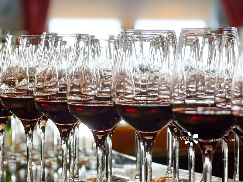 品酒会成排红酒杯图片素材