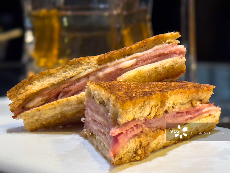 烤火腿融化奶酪三明治图片素材