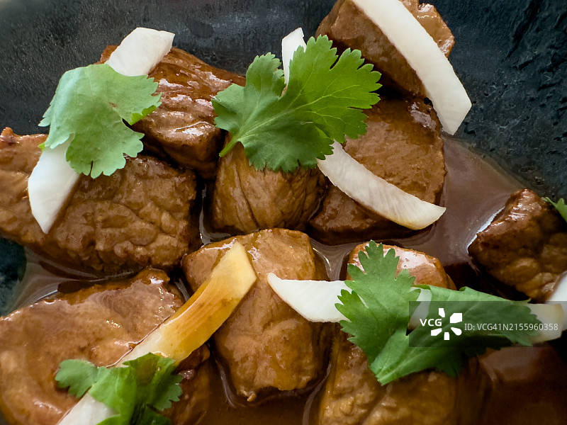 配洋葱和香菜的传统炖牛肉块图片素材