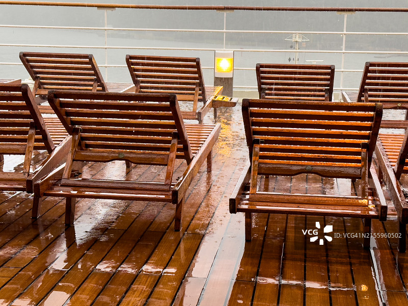 雨中船上的甲板椅图片素材