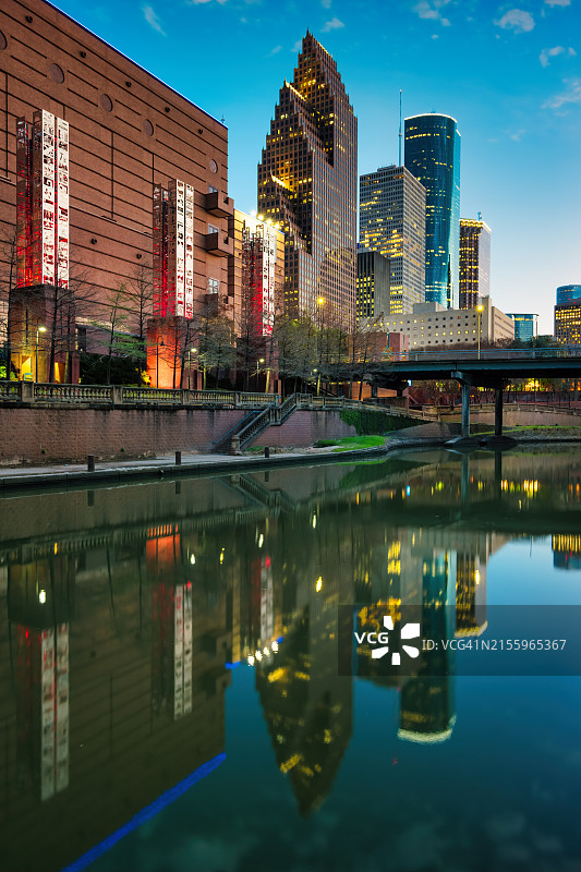 美国德克萨斯州休斯顿市中心水滨倒影图片素材