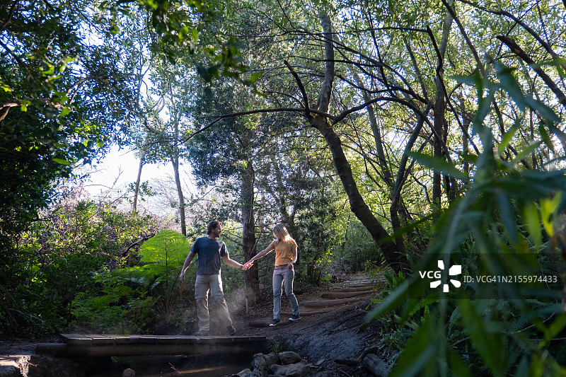 情侣漫步自然保护区，享受户外时光图片素材