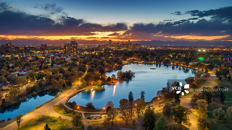 丹佛黄昏航拍：公园与湖泊图片素材