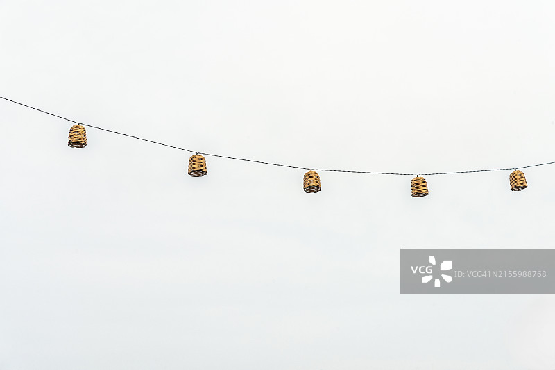 挂在绳子上的五个小柳条筐图片素材