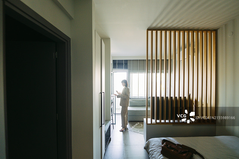 酒店房间内的商务旅客图片素材