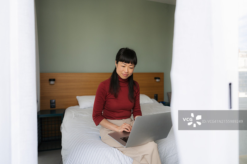 酒店房间内的商务旅客图片素材