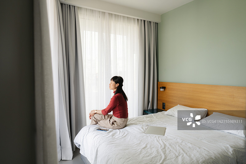 商务旅客在酒店房间放松图片素材