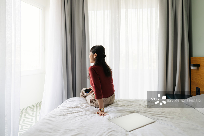 商务旅客在酒店房间放松图片素材