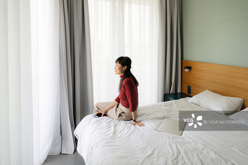 商务旅客在酒店房间放松图片素材