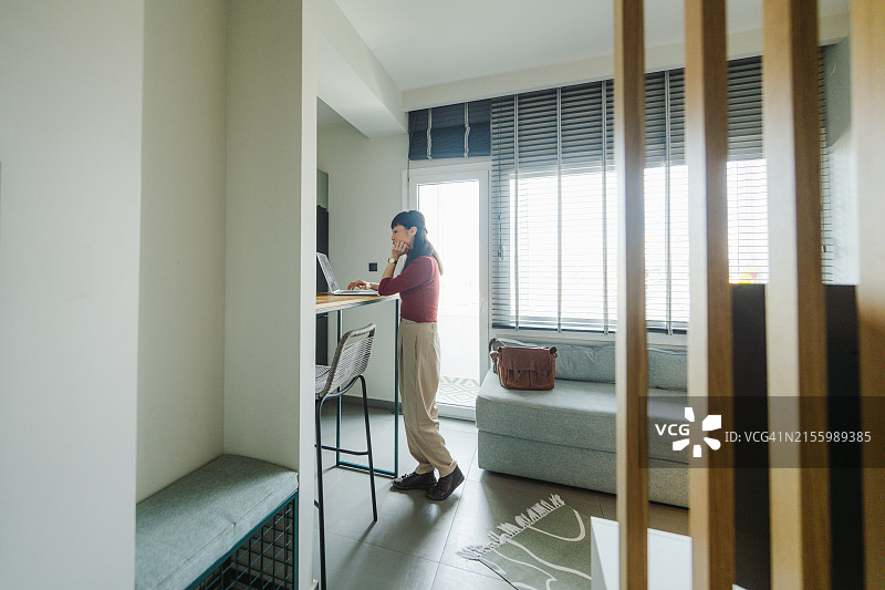 酒店房间内的商务旅客图片素材