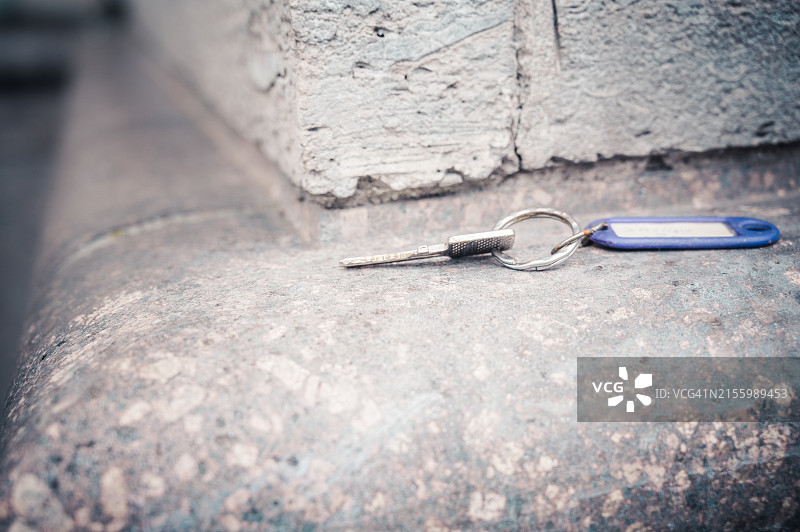 街道瓷砖上的钥匙图片素材