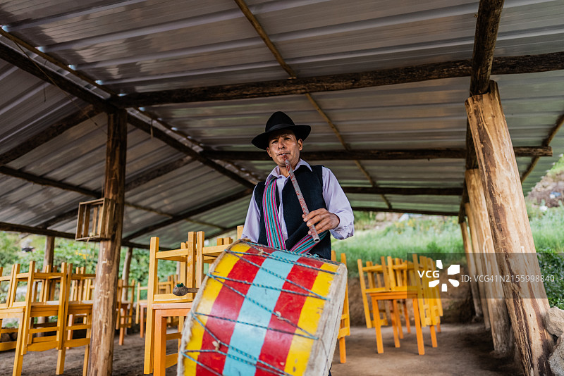 秘鲁安卡什地区，一名中年男子在Yungay演奏音乐图片素材