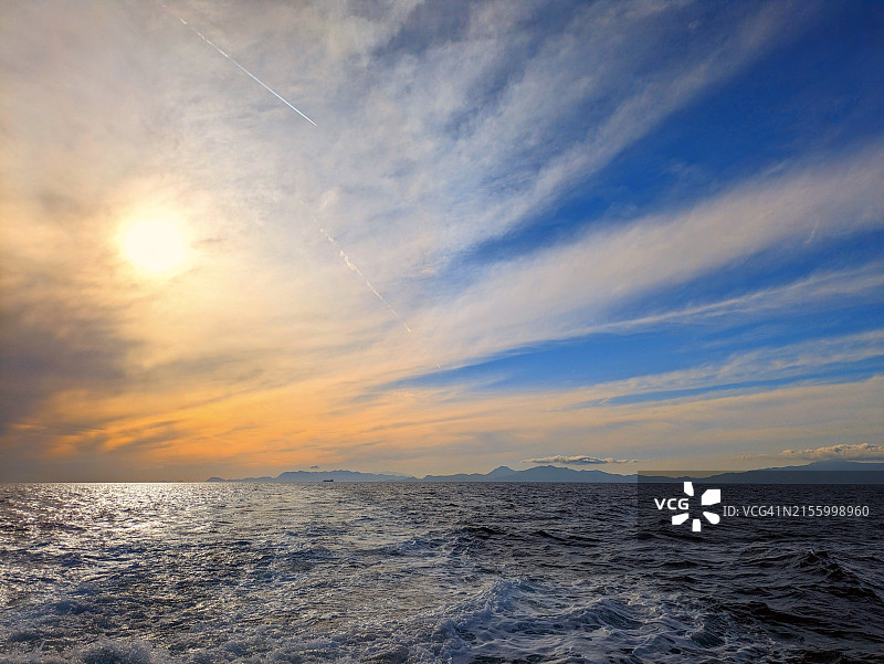 海洋上空的黄蓝色条纹天空图片素材