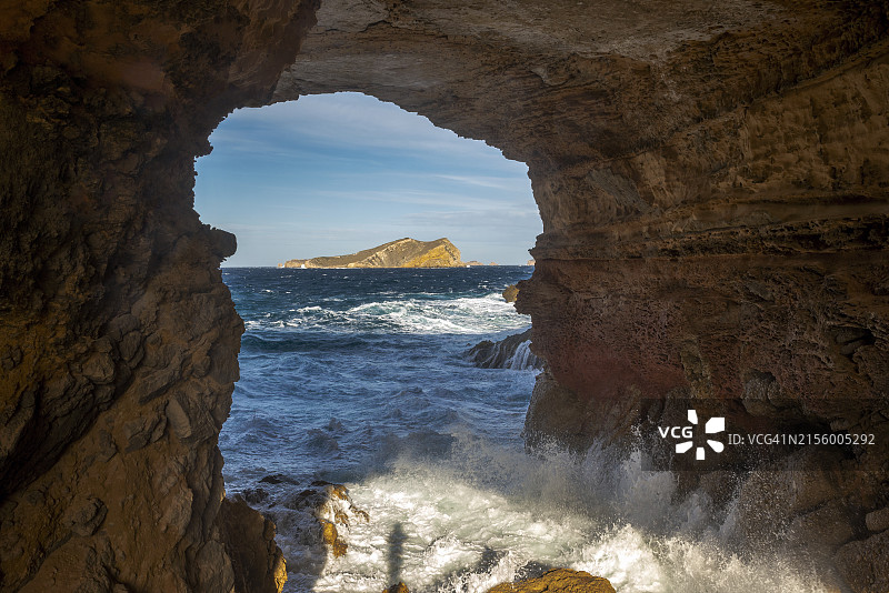 从西班牙巴利阿里群岛伊比沙岛圣何塞德萨塔拉亚卡拉孔德海滩附近的Sa Figuera洞穴俯瞰S'Espartar岛图片素材