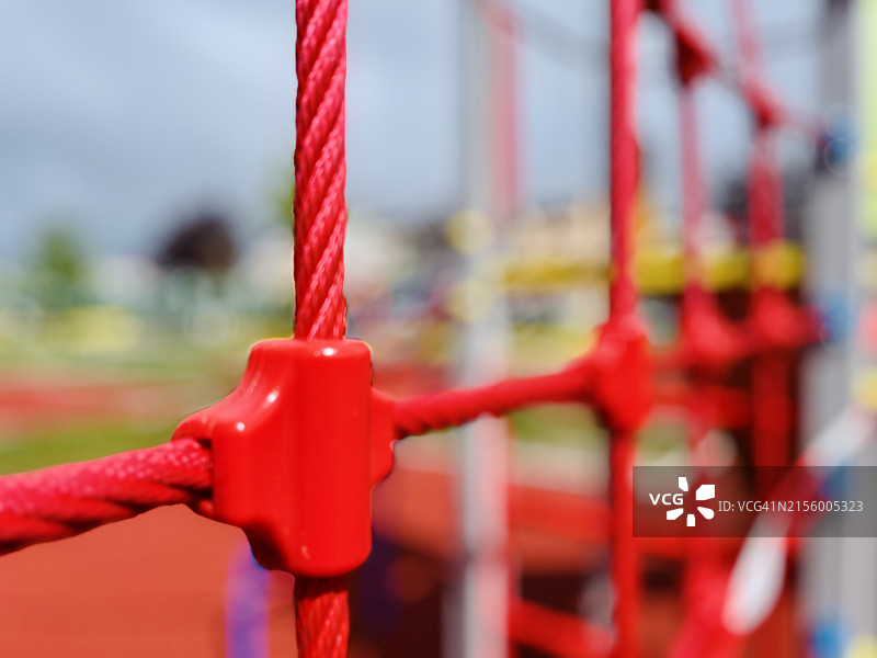 波斯尼亚和黑塞哥维那游乐场攀爬网上红色绳索的特写图片素材