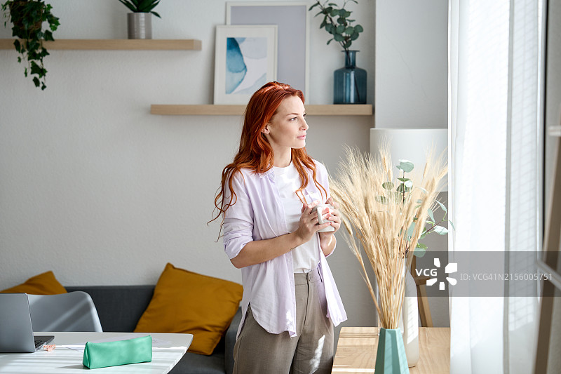 享受小麦草时光的宁静女人图片素材