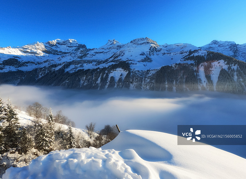 瑞士克劳森山口雪山景观低云航拍图片素材