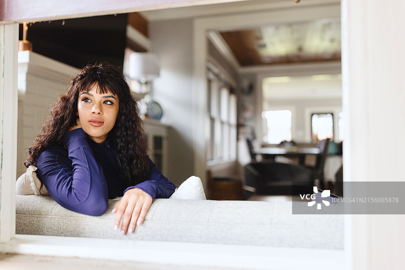 向窗外看的放松女人图片素材