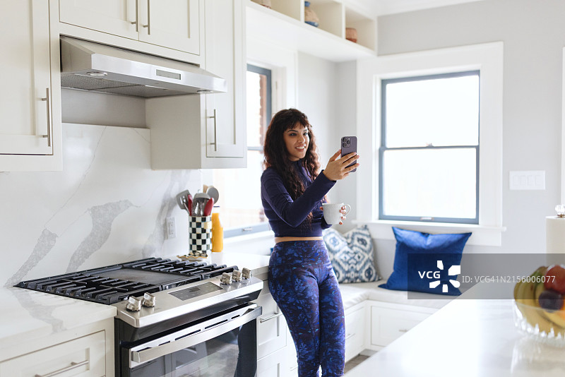 女人在厨房与某人进行视频通话图片素材