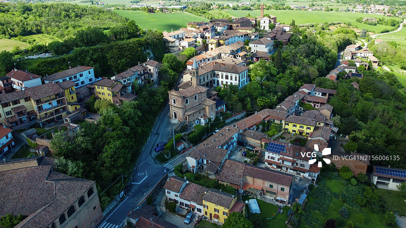 意大利皮埃蒙特亚历山德里亚，佩切托迪瓦伦扎村鸟瞰图片素材