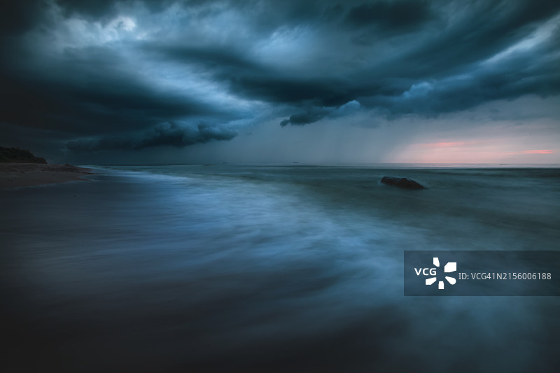 立陶宛波罗的海海滩上空的灰色暴风雨和雨云图片素材