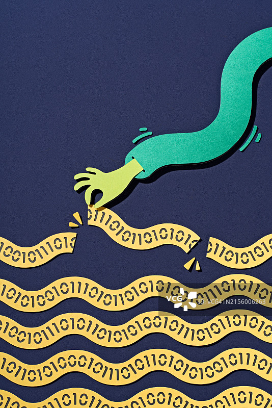 手拿一张剪裁好的二进制代码纸工艺品图片素材