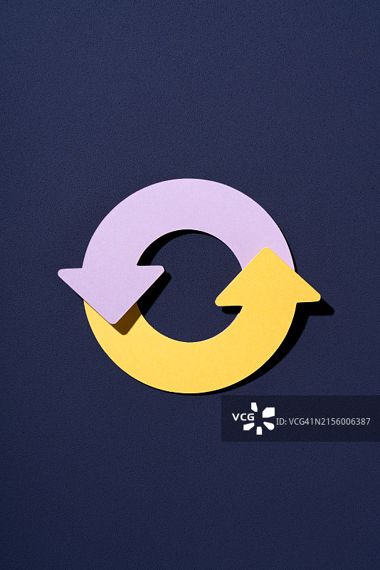 紫色和黄色两部分圆形箭头循环图，纸工艺图片素材