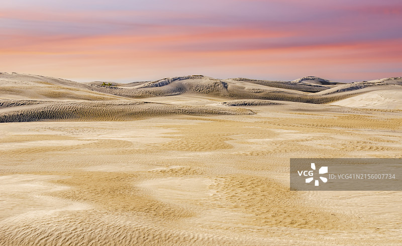 西澳大利亚兰斯林的柔和日落与白色沙丘图片素材