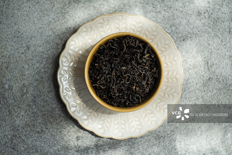 装满散装茶叶的陶瓷碗俯视图图片素材