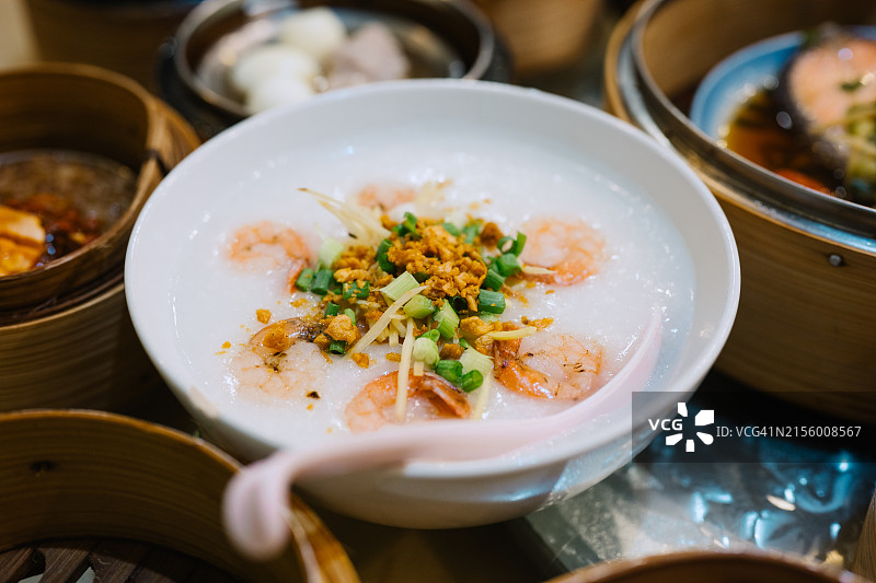 油条配白粥图片素材