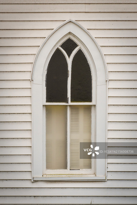 美国一教堂的拱形窗户特写，内部百叶窗已关闭图片素材