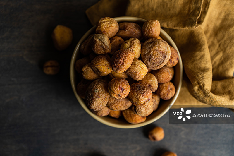 中亚费尔干纳山谷的阳光晒干的坎达克杏俯视图图片素材