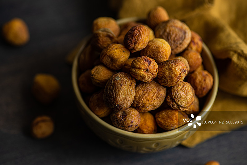 中亚费尔干纳山谷的晒干坎达杏子特写图片素材