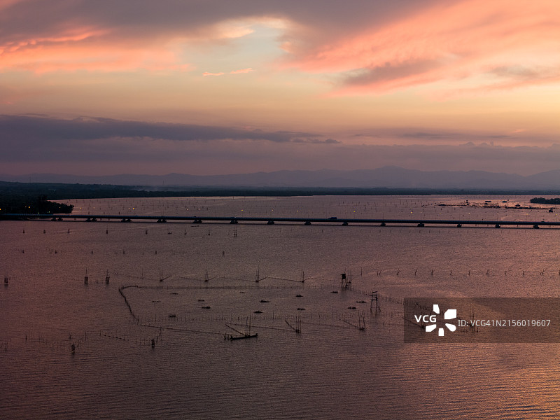 航拍湖面壮丽天空的日落景色图片素材