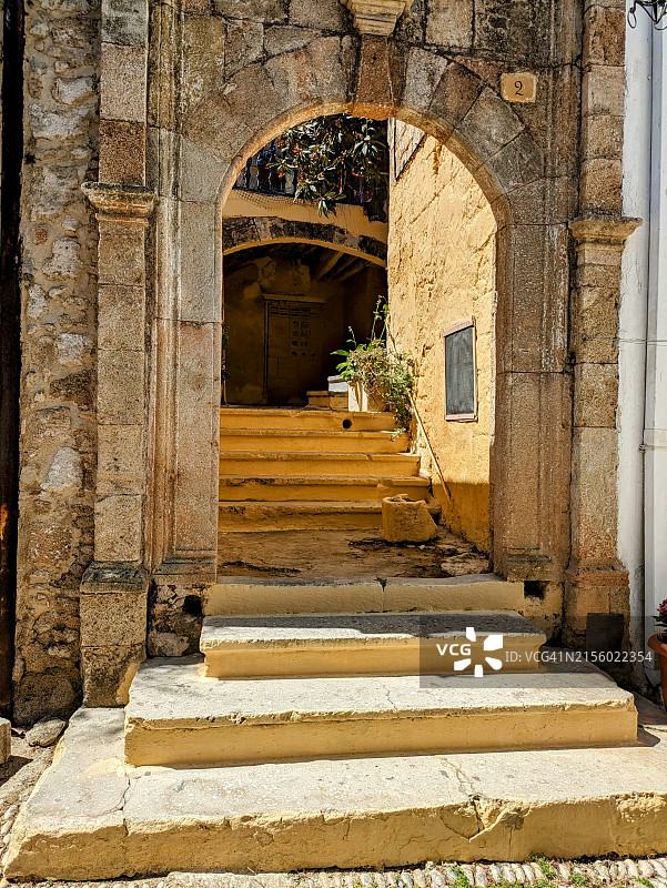 带黄色台阶的装饰性石拱门图片素材
