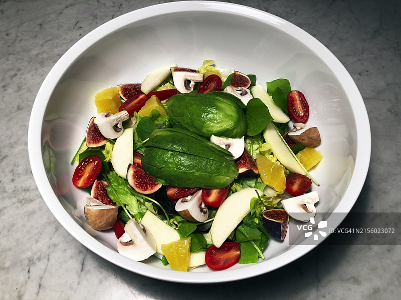 碗里的新鲜沙拉图片素材