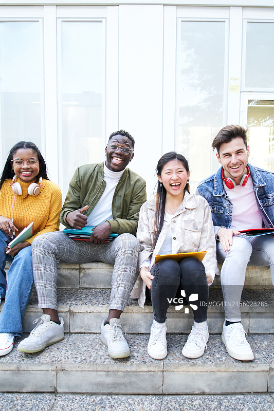 一群伊拉斯谟大学的学生坐在校园的楼梯上玩耍图片素材