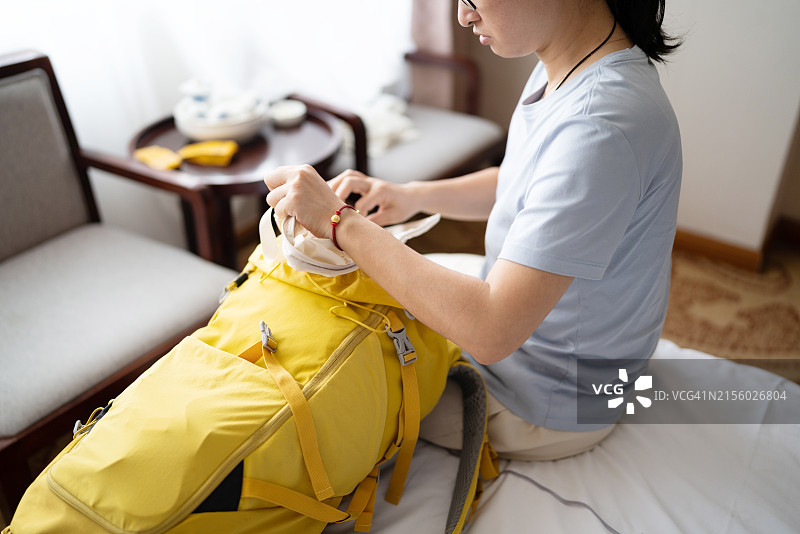 在酒店整理行李的女士图片素材
