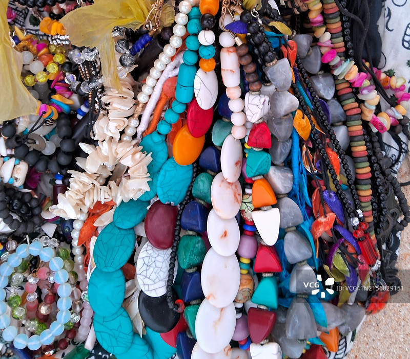 印度果阿邦贝瑙利姆海滩的沙滩珠宝手链图片素材