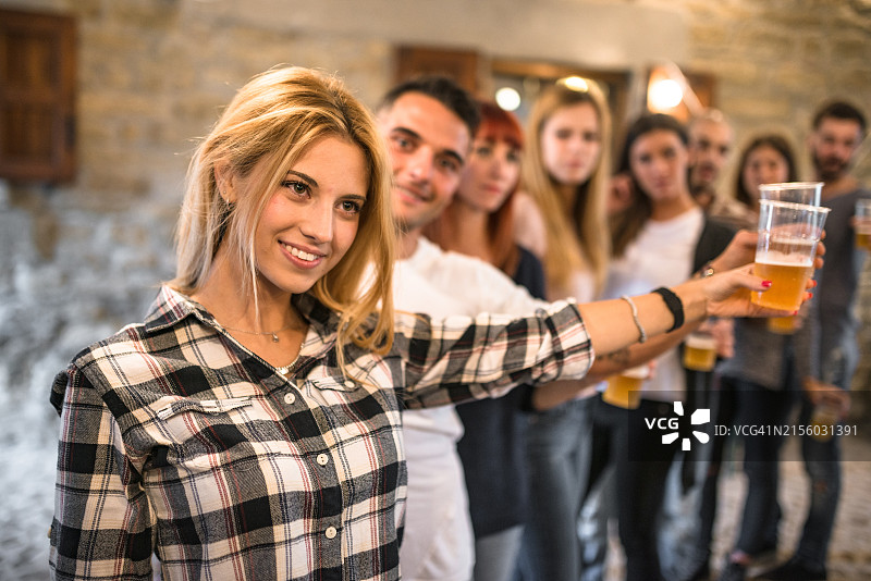 在啤酒节上一起欢呼图片素材