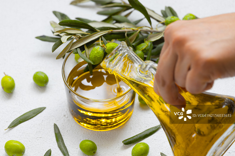 手部特写：倒茶图片素材